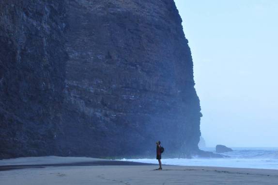 Admirado com a grandeza da paisagem na Kalalau Beach, na Na'Pali Coast, costa norte de Kauai, no Havaí